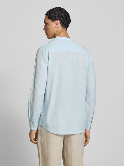 Männermodel trägt Slim Fit Freizeithemd aus Baumwoll-Leinen-Mix Modell 'CAIDEN' von Only & Sons, Optik: Unifarben, Rückenpasse, Langarm, Ganzkörperansicht Rückansicht.