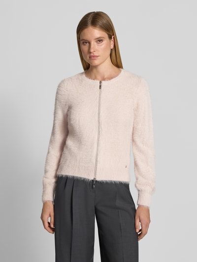 Vrouwenmodel draagt Regular Fit jack met katoenmix van monari, lichtroze, zachte textuur, tweewegritssluiting, ronde hals, Ganzkörperansicht von vorne