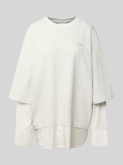 Produktfoto, Oversized Longsleeve in Layering-Optik von Karo Kauer, weiß mit cremefarbenen Streifen, reine Baumwolle, Rundhalsausschnitt, Label-Stitching