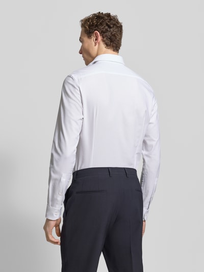 Männermodel trägt weißes Super Slim Fit Business Hemd mit Haikragen von Jake*s aus Baumwoll-Mix mit Stretch-Anteil, Ganzkörperansicht Rückansicht.