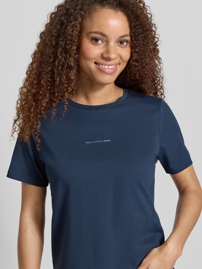 Frauenmodel trägt Regular Fit T-Shirt aus reiner Baumwolle von Marc O'Polo Denim, efekt: jednolity kolor, krój regular fit, z napisem z logo, okrągły dekolt, krótki rękaw, wykończenie materiału: dżersej, materiał: bawełna; damski t-shirt, kolor granatowy, Nahaufnahme Oberkörper
