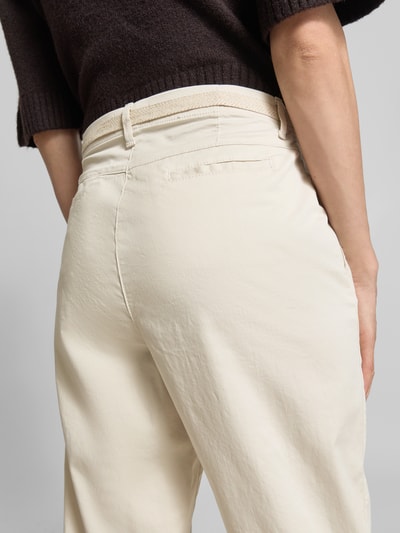 Frauenmodel trägt Regular Fit Chino aus Baumwoll-Mix Modell 'CARRIE' von Raphaela By Brax, Optik: Unifarben, Detailaufnahme Rückansicht.