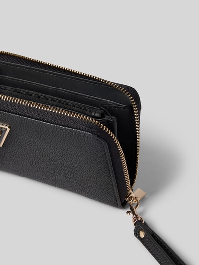 Produktfoto, czarny portfel Portemonnaie mit Label-Applikation Modell 'ECO LAUREL II' od GUESS, główna przegroda na zamek błyskawiczny, uchwyt, aplikacja z metką, tekstura skóropodobna
