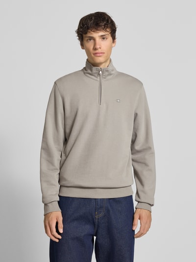 Männermodel trägt Sweatshirt mit Stehkragen und Reißverschluss von CHAMPION, Baumwoll-Mix, Regular Fit, beige, Ganzkörperansicht von vorne.