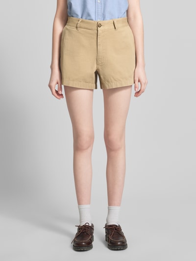 Frauenmodel trägt Loose Fit Bermudas aus reiner Baumwolle von Polo Ralph Lauren, unifarben, Twill, Eingrifftaschen, Ganzkörperansicht von vorne.