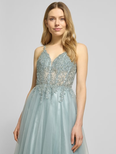 Vrouwenmodel draagt avondjurk met kant en spaghettibandjes van Hey Kyla, chiffon, a-lijn, maxi-jurk, diepe v-hals, met pailletten, rugdecolleté, haakjes- en ritssluiting, ruglengte 154 cm, borstwijdte 33 cm, Nahaufnahme bovenlichaam.