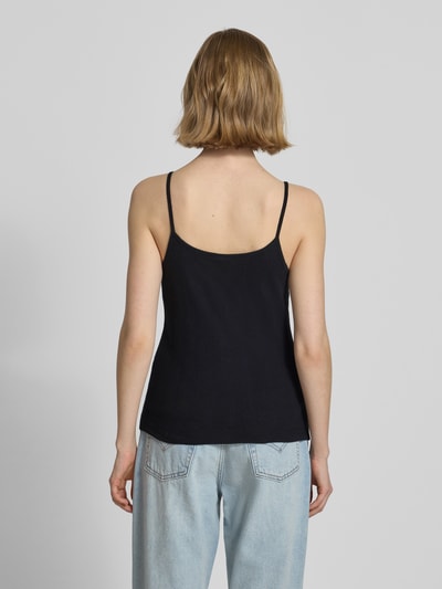 Frauenmodel trägt Regular Fit Top aus reiner Baumwolle Modell 'MARIE' von Pieces, Optik: Unifarben, Struktur, Rückansicht, Ganzkörperansicht.