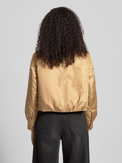 Frauenmodel trägt Daunenjacke mit Eingrifftaschen von Luisa Cerano in Beige mit Daunen-Federn-Füllung, Relaxed-Fit, Rückenansicht.