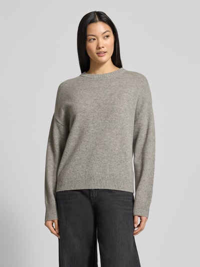 Modelka kobieca nosi Oversized Strickpullover mit gerippten Abschlüssen Modell 'Fiona' von GUIDO MARIA KRETSCHMER WOMAN z czystej bawełny, szary, okrągły dekolt, przedłużony fason, Ganzkörperansicht von vorne.