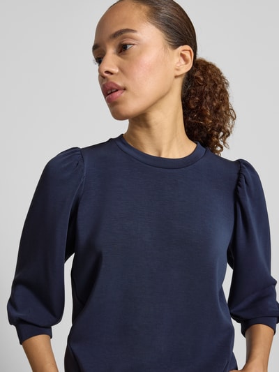 Kobiece model nosi Regular Fit Sweatshirt aus Modal-Mix Modell 'TENNY' od Selected Femme, granatowy kolor, gładka tekstura, zbliżenie górnej części ciała.