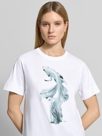 Frauenmodel trägt Regular Fit T-Shirt aus reiner Baumwolle Modell 'ELPHA' von BOSS mit Motiv-Print, Label-Print, Rundhals, Kurzarm, Jersey, Nahaufnahme Oberkörper.