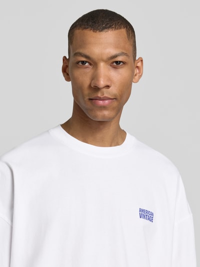 Männermodel trägt Longsleeve mit Logo-Print Modell 'GIXY' von American Vintage in Weiß, Rundhalsausschnitt, Baumwolle, Nahaufnahme Oberkörper.
