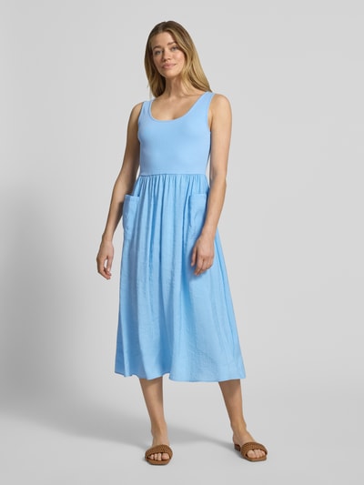 Frauenmodel trägt Midikleid mit aufgesetzten Taschen von Rich & Royal in Hellblau, Micromodal-Mix, Taillierte Passform, Rundhalsausschnitt, Ärmelloses-Design, Rückenlänge bei Größe S 114 cm, Brustweite bei Größe S 32 cm, Ganzkörperansicht von vorne.