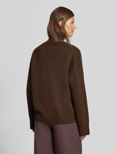 Frauenmodel trägt Regular Fit Pullover aus Woll-Mix mit Kaschmir-Anteil von MYON in Braun, Strick-Optik, Rundhalsausschnitt, Ganzkörperansicht Rückansicht.