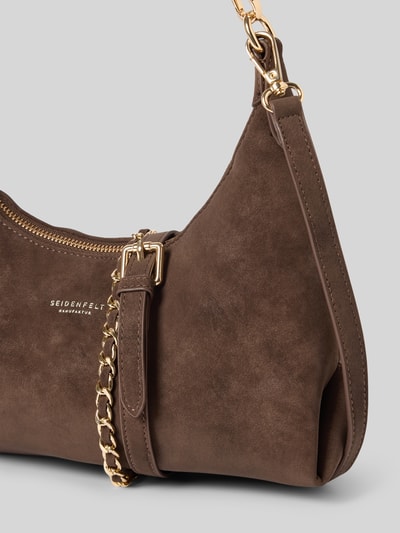 Produktfoto, Shoulder Bag in Leder-Optik Modell 'Rena' von Seidenfelt in Braun, goldfarbene Details, Logo-Detail, glatte Textur, Nahaufnahme, Hauptfach mit Reißverschluss, abnehmbare Schulterriemen, Maße 28x24x10 cm, Riemenlänge 58 cm