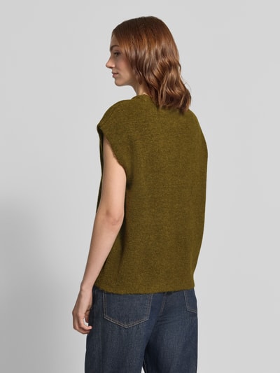 Kobiece modelka nosi zielony bezrękawnik Relaxed Fit Pullunder aus Woll-Mix model 'LULU' od Selected, damski bezrękawnik, widok z tyłu