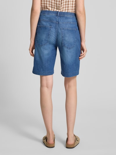 Frauenmodel trägt Regular Fit Jeansshorts aus Baumwoll-Mix Modell 'MAINE B' von Brax, Denim-Optik, Label-Patch, 5-Pocket-Design, Ganzkörperansicht Rückansicht.
