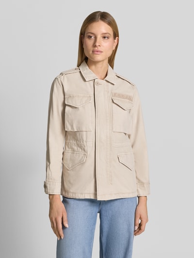 Frauenmodel trägt Regular Fit Jacke mit Umlegekragen Modell 'Buni' von khujo aus Reine Baumwolle, beige, AufgesetzteTaschen, Logo-Stitching, Ganzkörperansicht von vorne. Rückenlänge 60 cm, Schulterbreite 40 cm, Brustweite 50 cm, Ärmellänge 56 cm.