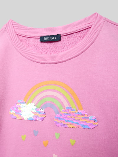 Productfoto, Regular Fit Sweatshirt met all-over motiefprint van Blue Seven, roze katoen met regenboog en hartjes, ronde hals, elastische boorden.