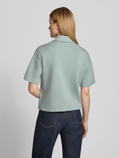 Frauenmodel trägt Jacke mit Umlegekragen von Christian Berg Woman, Elastischer-Material-Mix, Gerader-Schnitt, 1/2-Arm, hellgrün, Ganzkörperansicht Rückansicht.