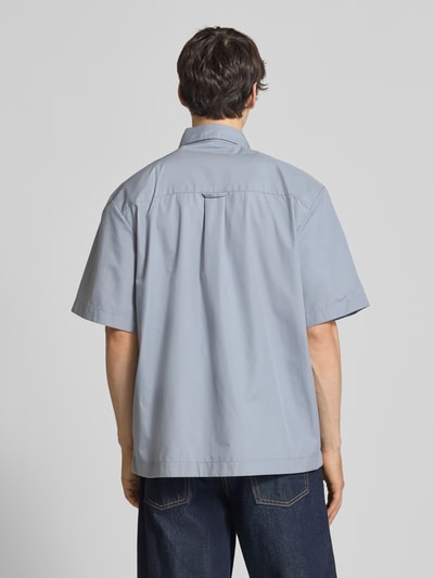 Männermodel trägt Relaxed Fit Freizeithemd mit Kentkragen und Label-Detail von Carhartt Work In Progress, Material-Mix, Rückansicht, Ganzkörperansicht Rückansicht, Rückenlänge 75 cm, Schulterbreite 51 cm, Ärmellänge 28 cm.