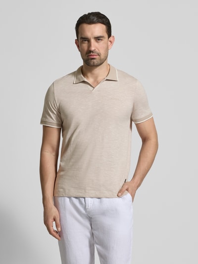 Männermodel trägt Regular Fit Poloshirt mit Label-Stitching Modell 'Iwanito' von JOOP! Collection aus reiner Baumwolle, V-Ausschnitt, Farbe Beige, Struktur fein meliert, Rückenlänge bei Größe M 69 cm, Ganzkörperansicht von vorne.