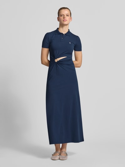 Frauenmodel trägt Slim Fit Maxikleid mit Polokragen von Rabanne in Dunkelblau aus elastischem Baumwoll-Mix mit Cut-Out und Raffungen, kurzärmelig, Gesamtansicht von vorne.