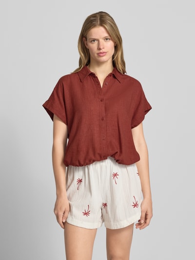 Kobieta modelka nosi Regular Fit Bluse aus Viskose-Leinen-Mix mit Tunnelzug von Mustang, mieszanka wiskozy i lnu, krój regular fit, model 'MUCE', kołnierzyk koszulowy, listwa guzikowa, tunel, długość tyłu w rozmiarze 36: 55 cm, widok całej sylwetki z przodu.