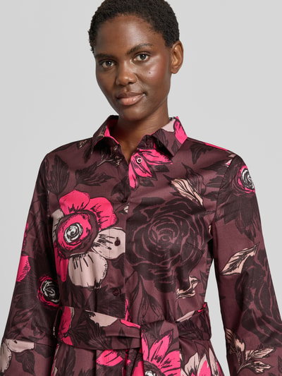 Frauenmodel trägt Midikleid aus reiner Baumwolle von Christian Berg Woman mit floralem Allover-Print in Rosa, Rot und Braun, Nahaufnahme Oberkörper.