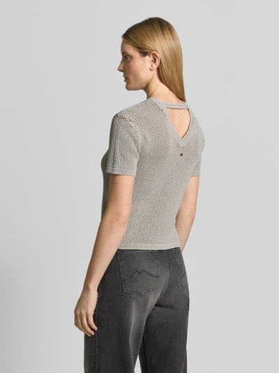 Frauenmodel trägt Strickshirt mit Rundhalsausschnitt von ARMANI EXCHANGE, Baumwoll-Mix, Regular Fit, graue Töne, Ganzkörperansicht Rückansicht.