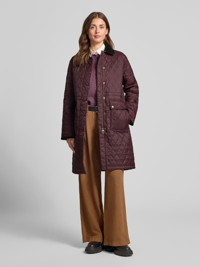 Vrouwenmodel draagt Regular Fit gewatteerde mantel met drukknopen van Barbour in donkerpaars, Dames, vooraanzicht volledige lichaamsopname.