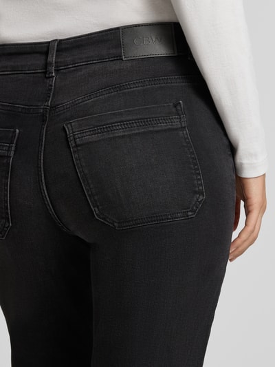 Frauenmodel trägt Straight Fit Jeans aus Baumwoll-Mix von Christian Berg Woman in Schwarz, sichtbare Gesäßtaschen, Nahaufnahme Rückansicht. Elastischer Baumwoll-Mix, Eingriff- und Gesäßtaschen, Knopf- und Reißverschluss, Bundweite 39 cm, Innenbeinlänge 80 cm.