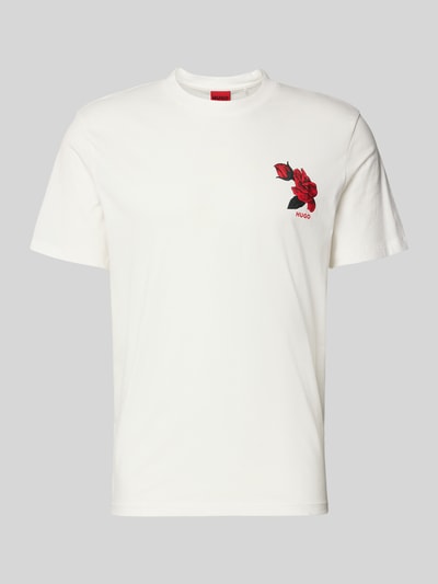 Produktfoto, weißes Regular Fit T-Shirt aus reiner Baumwolle Modell 'DIKERD' von HUGO mit rotem Motiv-Print und Label-Schriftzug, Jersey-Optik