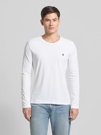 Männermodel trägt Longsleeve aus Baumwolle mit Label-Stitching von Polo Ralph Lauren, gerader Schnitt, gerippter Rundhalsausschnitt, reine Baumwolle, Weiß, Rückenlänge 68 cm bei Größe M, Ganzkörperansicht von vorne.