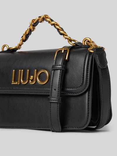 Produktfoto, Handtasche mit Label-Applikation von Liu Jo White, czarny kolor, gładka tekstura, główna przegroda z klapką i zamknięciem na klamrę, uchwyt oraz pasek na ramię, aplikacja z metką, szerokość w rozmiarze 1: 23 cm, długość w rozmiarze 1: 14 cm, głębokość w rozmiarze 1: 8 cm, długość paska na ramię w rozmiarze 1: 110 cm
