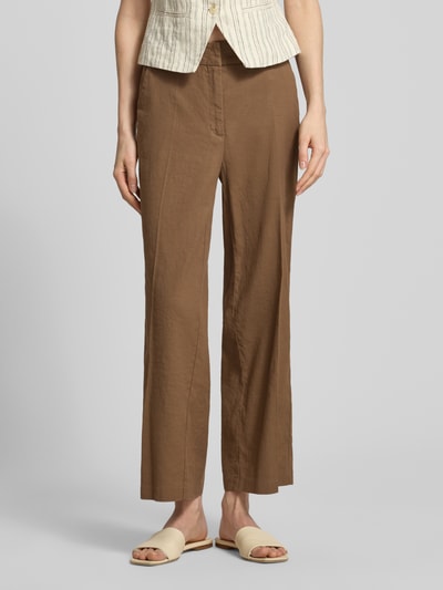 Vrouwenmodel draagt Chino uit linnenmix met strijkvouw model 'CALIFORNIA' van Cambio, straight fit, Franse steekzakken, zandkleur, voorkant gehele lichaam