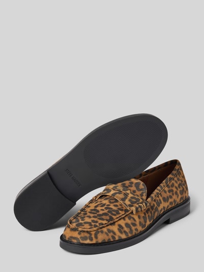 Produktfoto, Sneaker aus Leder mit Zierriemen Modell 'Adison' von Steve Madden, beschichtetes Leder, abgerundete Form, Leopardenmuster, Label-Detail, leicht strukturierte Sohle, Absatzhöhe 2 cm, Schafthöhe 6 cm, Schaftweite 12 cm.