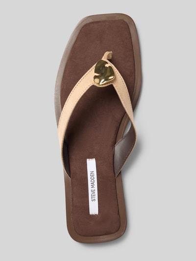 Produktfoto, Zehentrenner aus Leder mit Blockabsatz Modell 'MEIRA' von Steve Madden in Braun-Beige, abgerundete Form, leicht strukturierte Sohle, Damen, Absatzhöhe: 1 cm, Schaftweite: 7 cm, Größe 40.