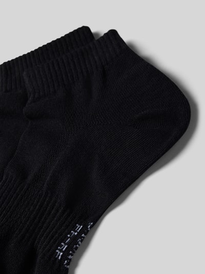 Produktfoto, Socken mit elastischem Bund im 2er-Pack von Snocks für Herren aus Baumwoll-Mix mit Strukturmuster in Schwarz auf grauem Hintergrund.