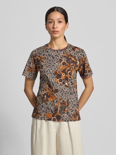 Frauenmodel trägt Regular Fit T-Shirt aus reiner Baumwolle Modell 'BUSSOLA' von Weekend Max Mara mit Optik:Allover-Muster, Rundhals-Ausschnitt, Kurzarm, feine Webstruktur; Farben: dunkles Beige, Schwarz, Orange, Braun; strukturierte, weiche Textur; Ganzkörperansicht von vorne.