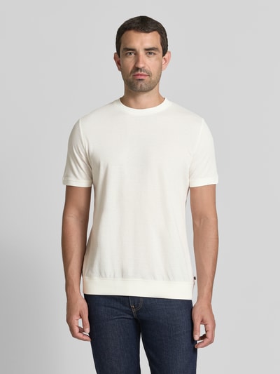 Męski model nosi Regular Fit T-Shirt aus Baumwoll-Mix von s.Oliver RED LABEL, jasny kremowy kolor, gładka tekstura, Ganzkörperansicht von vorne.