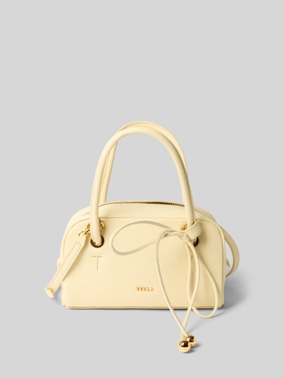 Produktfoto, cremefarbene Shoulder Bag aus echtem Leder mit Logo-Detail Modell 'Poppy' von FURLA, goldene Beschläge, strukturierte Oberfläche