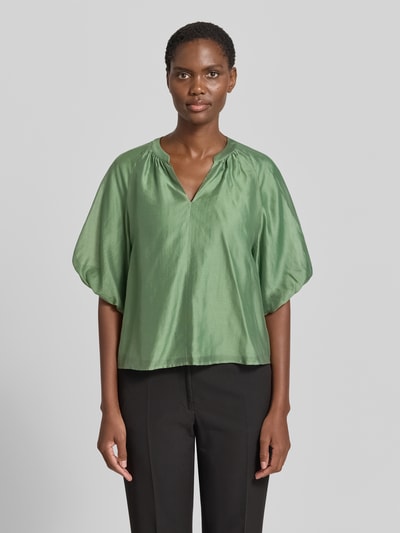 Frauenmodel trägt Loose Fit Blusenshirt aus Lyocell-Mix von s.Oliver BLACK LABEL, Optik: Unifarben, V-Ausschnitt, Puffärmel, Ganzkörperansicht von vorne.