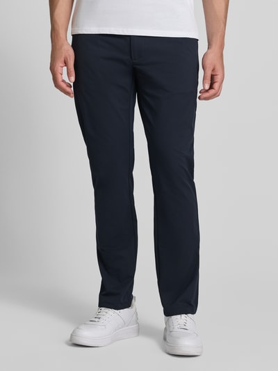 Männermodel trägt Tapered Fit Hose mit Gesäßtaschen von MCNEAL in Dunkelblau, mit Eingrifftaschen und Knopf-Reißverschluss, Nahaufnahme Oberkörper. Bundweite bei Größe M: 45 cm, Innenbeinlänge: 80 cm.
