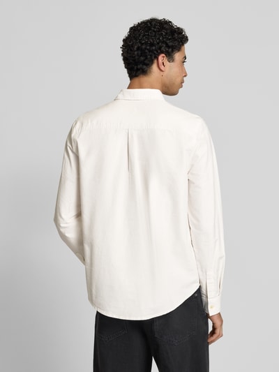 Männermodel trägt Regular Fit Freizeithemd mit Button-Down-Kragen von REVIEW, Reine Baumwolle, Label-Stitching, Ganzkörperansicht Rückansicht.