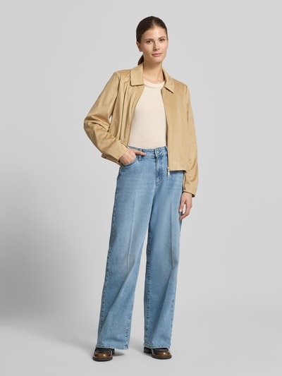 Modelka nosi Regular Fit Blazer in Leder-Optik od comma, beżowy, z kołnierzem, zapięcie na zamek, kieszenie, materiał elastyczny, długość pleców w rozmiarze 36: 52 cm, szerokość w rozmiarze 36: 47 cm, długość rękawa w rozmiarze 36: 61 cm, widok całej sylwetki z przodu