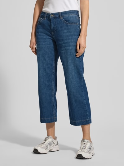 Frauenmodel trägt Culotte mit Eingrifftaschen von MAC aus reiner Baumwolle im Denim-Look, verkürzte Passform, Ganzkörperansicht von vorne.