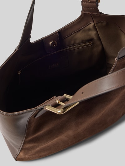 Produktfoto, Tote Bag aus echtem Leder Modell 'Dora' von FURLA, braune Farben, goldene Schnalle, gefüttertes Innenfach mit Reißverschluss, Magnetverschluss, verstellbarer Schulterriemen, glatte und strukturierte Ledertextur, Maße 41x29x12 cm, Schulterriemen 52 cm.