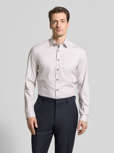Männermodel trägt Body Fit Business-Hemd mit Kentkragen von OLYMP Level Five aus Baumwoll-Elasthan-Mix, Knopfleiste, Ganzkörperansicht von vorne. Rückenlänge 83 cm, Schulterbreite 44 cm, Ärmellänge 73 cm, dezente, glatte Textur, helles Hemd zu dunkler Hose.