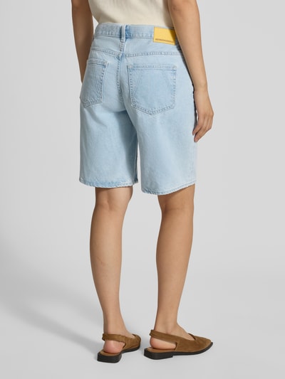 Vrouwenmodel draagt Regular fit korte jeans van katoen model 'THALINAA' van Armedangels, lichtblauw, Dames, volledige lichaamsachteraanzicht